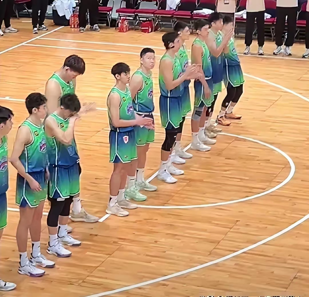 包含世锦赛季后赛对决在即！广东男篮演练定位球，上海海港密集防守应对的词条